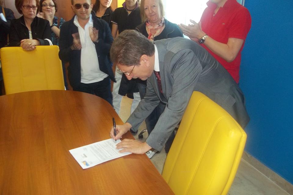 Il Dott. Cantaro firma il documento